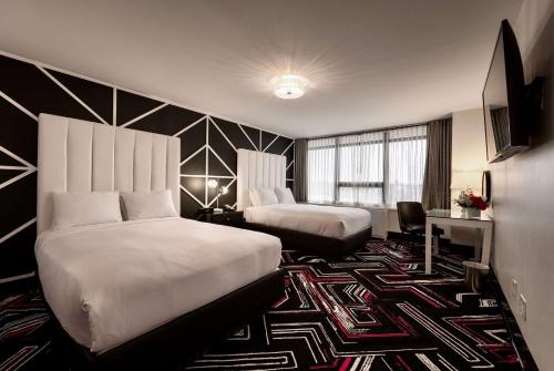 新罗谢尔Hotel NoMa, Trademark Collection by Wyndham的酒店客房配有两张床和一张书桌