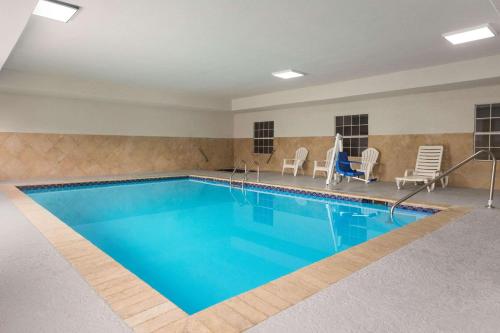 珀尔杰克逊机场江山套房旅馆的蓝色的游泳池,位于酒店客房内