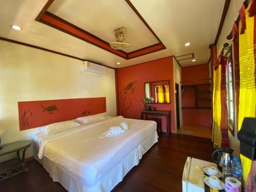库德岛金纳瑞考库德度假旅馆的卧室配有一张白色大床