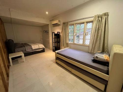 八打灵再也House of David - Bungalow at SS2 Petaling Jaya的一间卧室设有两张床和窗户。