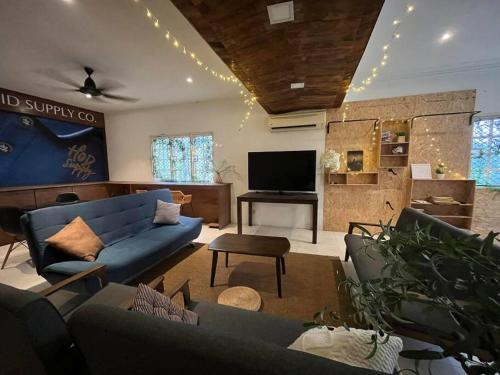 八打灵再也House of David - Bungalow at SS2 Petaling Jaya的客厅配有蓝色的沙发和电视