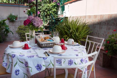 泰卡斯Casa Vacanze Il Gatto Rosso的一张桌子上布满了蓝白的桌布