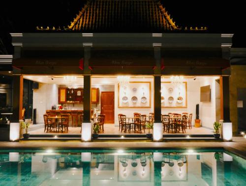 日惹Dandaman villa的夜间餐厅前的游泳池