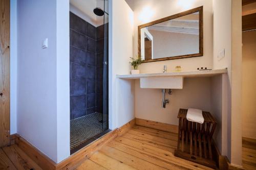 丘利利亚Casa La Baranda的带淋浴、盥洗盆和镜子的浴室