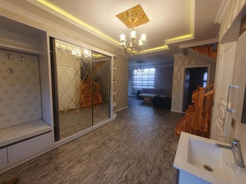库巴Villa in Quba的客厅设有走廊和吊灯