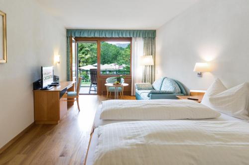 卡迪马里奥卡茨托瑞温泉酒店的酒店客房配有一张床、一张桌子和一把椅子。