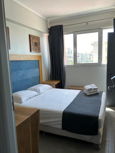 佩雷亚佩雷亚酒店的一间卧室设有一张床和两个窗户。
