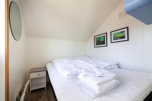 巴尔斯塔Gjermesøy Luxury Apartment的一张床上的白色毛巾