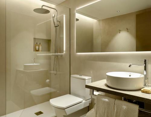 巴塞罗那音乐精品酒店的浴室配有卫生间、盥洗盆和淋浴。