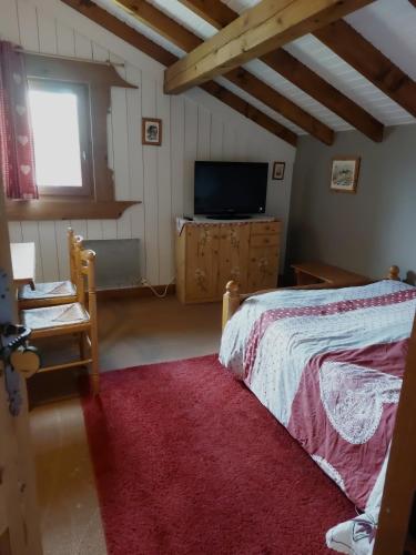 萨莱切Chambre privee的一间卧室配有一张床和一台平面电视