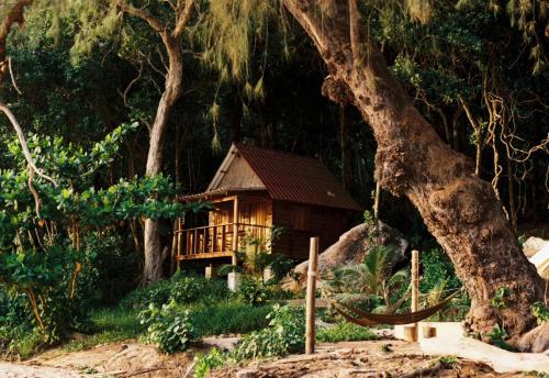 高龙撒冷岛KAMAKU Bungalows的森林中间的小小屋