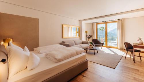 思科纳霍安瓦特酒店的一间带大床的卧室和一间客厅
