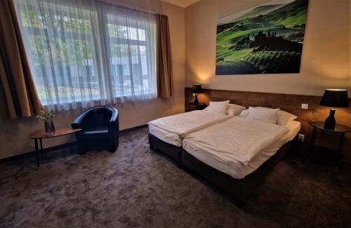 松博特海伊加尔达酒店的卧室配有一张床,墙上挂着一幅大画