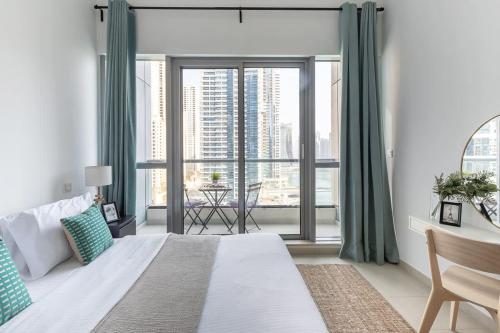 迪拜Frank Porter - BayCentral的一间卧室设有一张床和一个大窗户