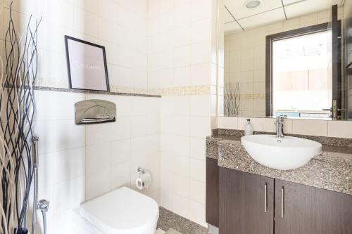 迪拜Frank Porter - BayCentral的一间带水槽、卫生间和镜子的浴室