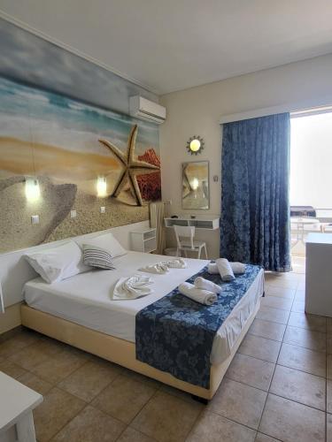 Áyios KonstandínosASTIR COSY LIVING HOTEL的一间卧室设有一张大床和一个大窗户