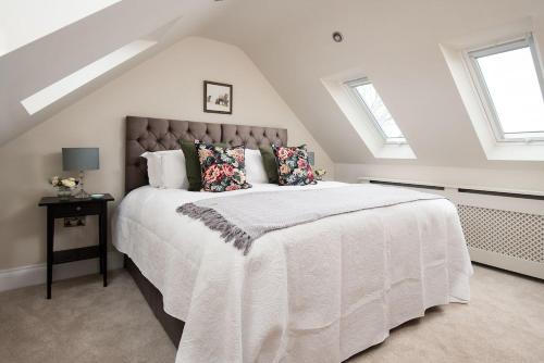特维德上游的贝里克Mill Cottage, Brockmill Farm的阁楼上的卧室配有一张大床