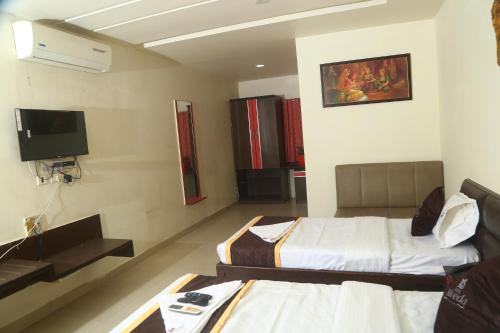 商沙巴Park Niveda的酒店客房设有两张床和一台平面电视。