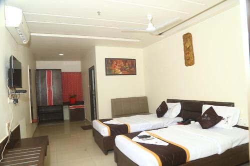 商沙巴Park Niveda的酒店客房设有两张床和电视。