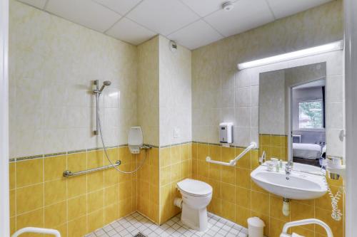 里永里永艾斯酒店的一间带卫生间和水槽的浴室