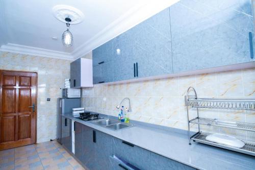 NsimalenNK HOME的厨房配有水槽和台面