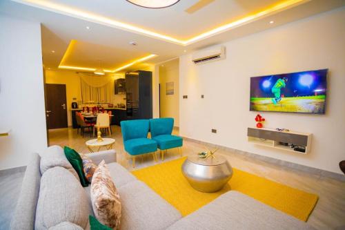 库马西The Pearl - Bountiful - 1st floor的客厅配有沙发和墙上的电视