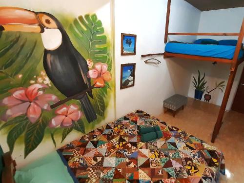卡里蒙贾瓦L'isola che...的卧室的墙上挂有鸟画