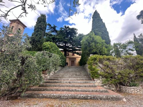 卡莱扎诺Monastero del 600 vista Firenze的通往房子的楼梯