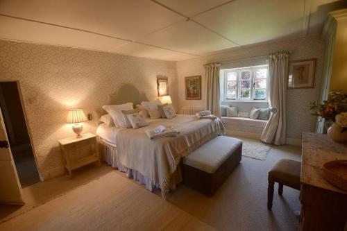 布里斯托Manor Farm House的一间卧室设有一张大床和一个窗户。