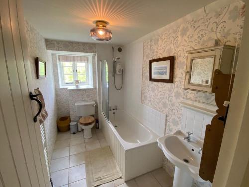 布里斯托Manor Farm House的带浴缸、卫生间和盥洗盆的浴室