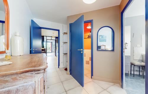 圣阿德雷斯Cozy Apartment In Sainte-adresse With Wifi的走廊上设有蓝色门