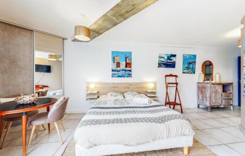 圣阿德雷斯Cozy Apartment In Sainte-adresse With Wifi的一间卧室配有一张大床和一张桌子