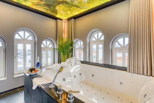 诺德奈科尼希岛上酒店的带浴缸和窗户的大浴室