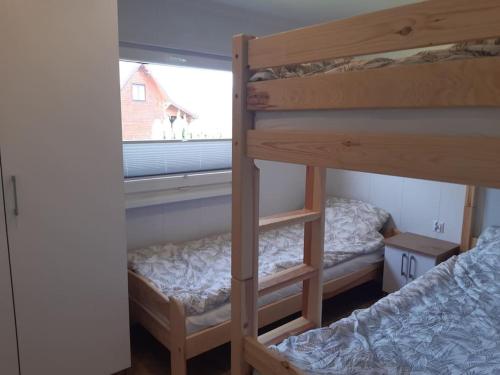 吉日茨科Letnisko Skarpa的带窗户的客房内的两张双层床