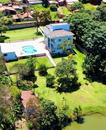 特林达迪sobrado luxo的享有带游泳池的房屋的空中景致