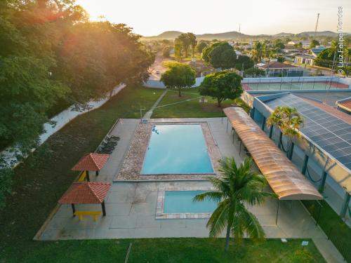 博多克纳HOTEL AGUAS DE BODOQUENA的享有带游泳池的度假村的空中景致