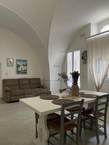 法萨诺马塞里亚唐桑特酒店的客厅配有桌子和沙发