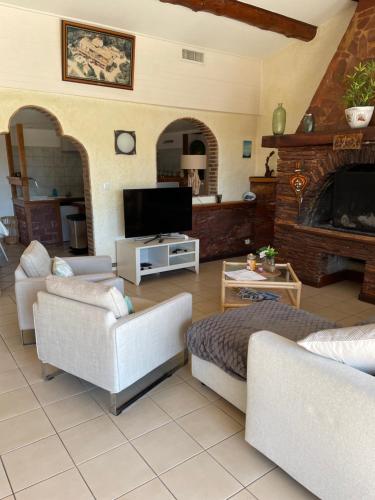 勒·雷约尔·卡纳德尔·苏尔蓝色海湾公寓的带沙发和壁炉的客厅