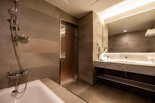 首尔首尔仁寺洞上宾酒店的带浴缸、水槽和淋浴的浴室