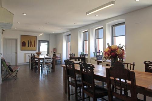 卡斯特罗赫里斯波萨达印象酒店的用餐室配有大型木桌和椅子