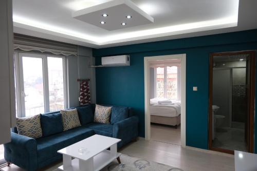 卡赫拉曼马什拉Çam Suit的蓝色的客厅配有沙发和1张床