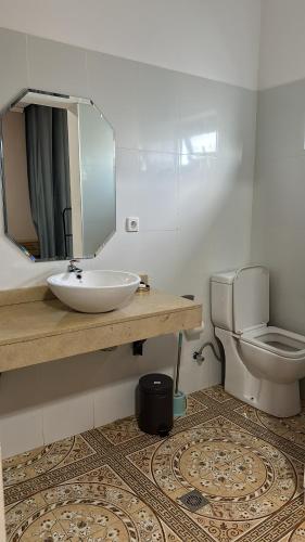 罗安达Convênio Residencial-Hotelaria & Turismo的一间带水槽和卫生间的浴室