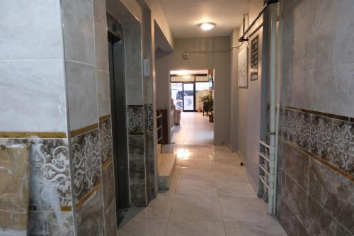 卡赫拉曼马什拉Çam Suit的建筑的走廊,设有瓷砖地板和门