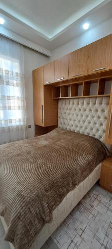 AşıqlıGöygöl Aşıqlı的一间卧室配有一张带木制橱柜的大床