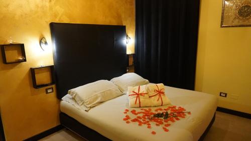 萨尔索马焦雷泰尔梅Il Cantuccio Suite的一间酒店客房,床上摆放着鲜花