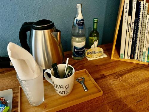 卡尔斯鲁厄Touchdown21的一张木桌,上面放着咖啡杯和葡萄酒