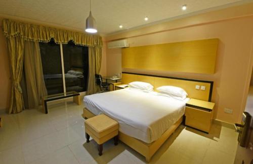 KisubiLake view property的一间卧室设有一张大床和一个大窗户