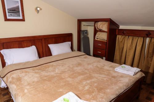 卜舍里Samar Resort Aparthotel的一间小卧室,配有一张床和一个梳妆台