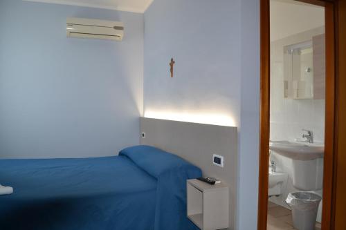 圣乔瓦尼·罗通多想象酒店的一间卧室配有蓝色的床和水槽