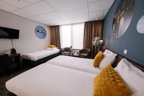 代尔夫特克普汉德尔酒店的酒店客房配有两张床和一张书桌